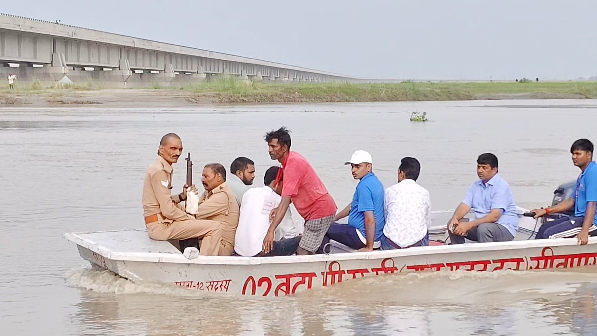 KumarSeuta's tweet photo. बिना सुरक्षा जैकेट के घाघरा नदी में भ्रमण करते दिखे तहसीलदार बिसवां उमा शंकर त्रिपाठी, वीडियो वायरल!
@dm_sitapur @myogiadityanath @bstvlive @AwazSitapur @swatantrabjp @sitapurpolice https://t.co/7GuJm5rYwK
