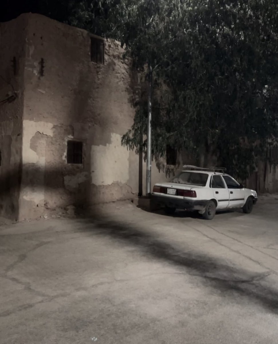 يا أُمَّ عمرٍو جزاكِ اللهُ مكْرُمَةً 
رُدّي عليَّ فؤادي كالذي كانا 

لقد كتمتُ الهوى حتـى تهيّمنـي 
لا أستطيعُ لهـذا الحُـبِّ كتمانـا 

لا بارك الله بالدنيـا اذا انقطعـت
أسباب دنياك من أسبـاب دنيانـا

إن العيون التي في طرفها حَـوَرٌ 
قتلننـا ثـمّ لـم يُحييـن قتلانـا