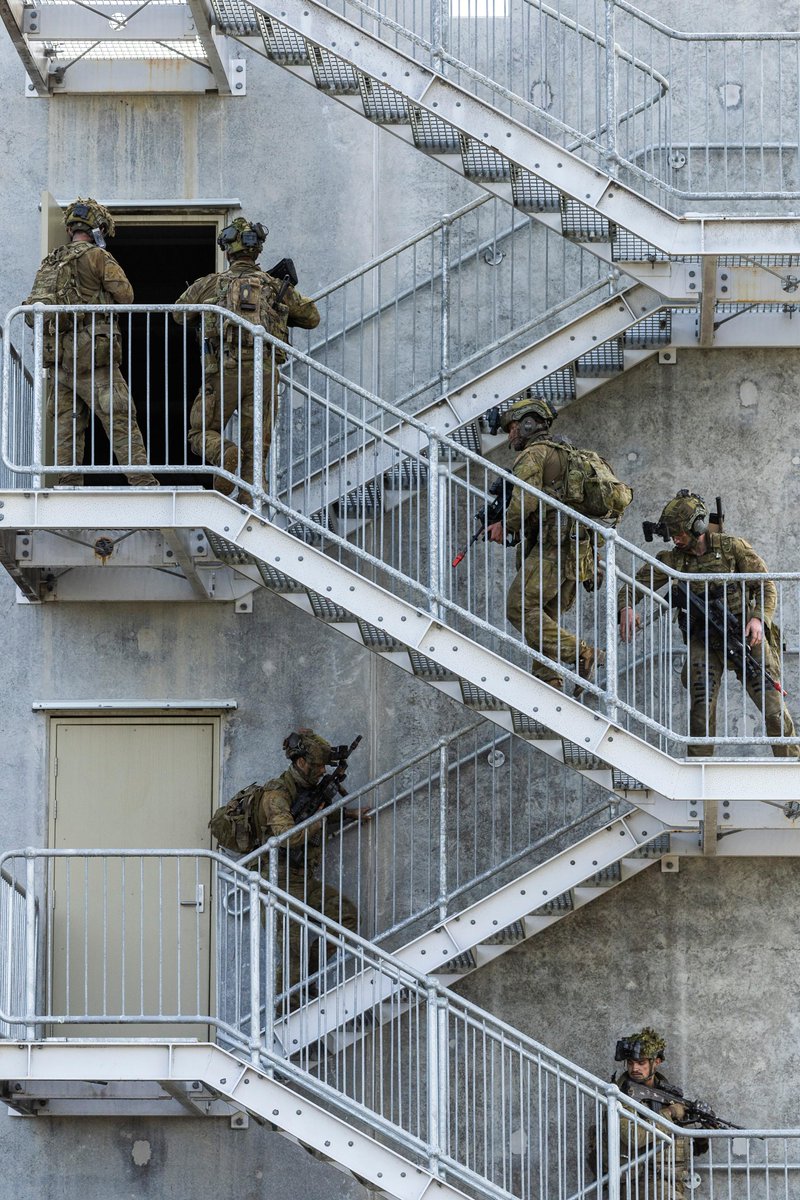 AustralianArmy's tweet image. Modern warfare, modern training ๐ช๐ค
#AusArmy soldiers from the 8/9 RAR assault the Urban Operations Training Facility, training for the new face of warfare.
๐ Shoalwater Bay, Queensland
๐ธ CPL Johnny Huang