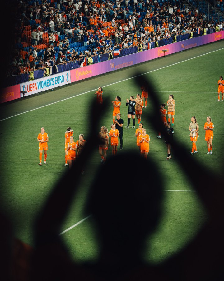 Euro Putri 2025 bukan turnamen yang mengesankan untuk fans Oranje. 

Tim tampil buruk, seperti tidak pernah siap turun gelanggang. Lini tengah persoalan utama. Kehilangan bola terlalu mudah, tidak sanggup memenangkan bola lagi, dan tidak ada kohesivitas antarpemain.