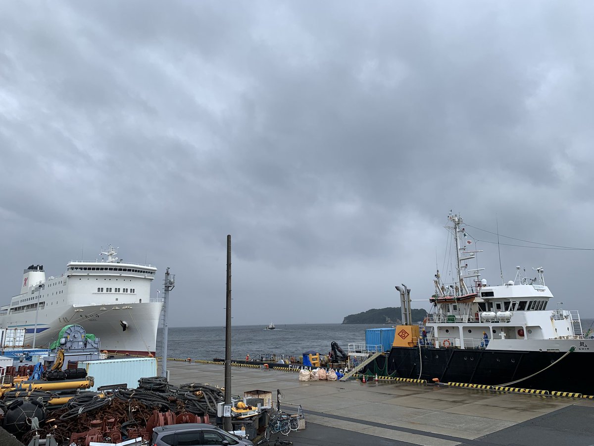 令和7年7月14日、今日の横須賀新港ふ頭のようすです。
雲が広がり時折雨が降り出す不安定なお天気です。日曜日運休の新門司港行きフェリーのそれいゆと多目的作業船の新竜丸が停泊しているのが見えます。