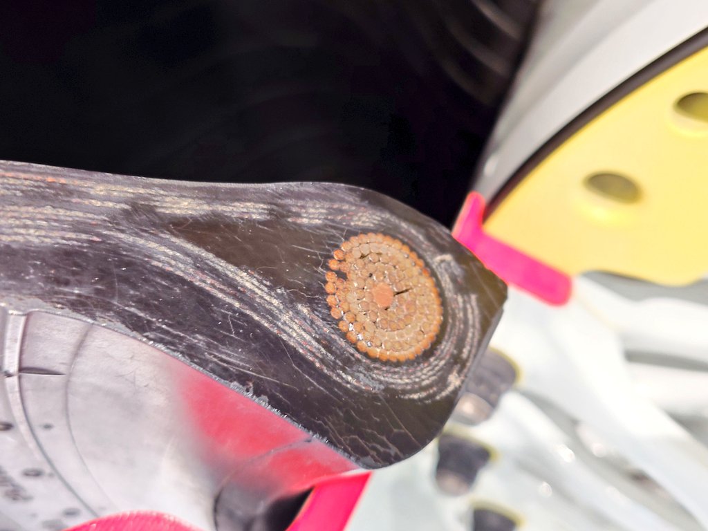 M206Cc's tweet image. 飛行機のタイヤのビード、えぐい
誰か手組みチャレンジしてほしい