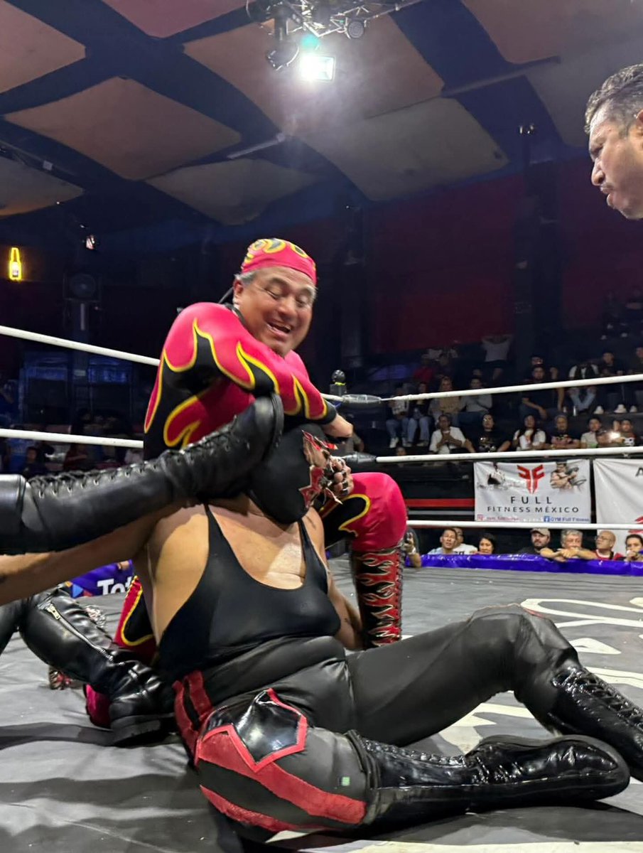 LaTijeraLucha's tweet photo. Victoria para la casa, en la batalla semifinal de IWRG
#Bombero Infernal y #HellBoy salen victoriosos por descalificación sobre #VillanoVJr y #RokamboleJr,esto debido a la intervención de #Rokambole quien no pudo luchar debido a problemas legales con el nombre #latijeraluchalibre https://t.co/CvAgxbko4G