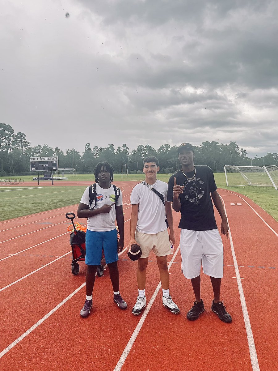 Abel_Martinez5's tweet image. We were blessed to get some work in with Coach Terry & little Terry. There is nothing like getting to out work in with an elite QB & Coach.