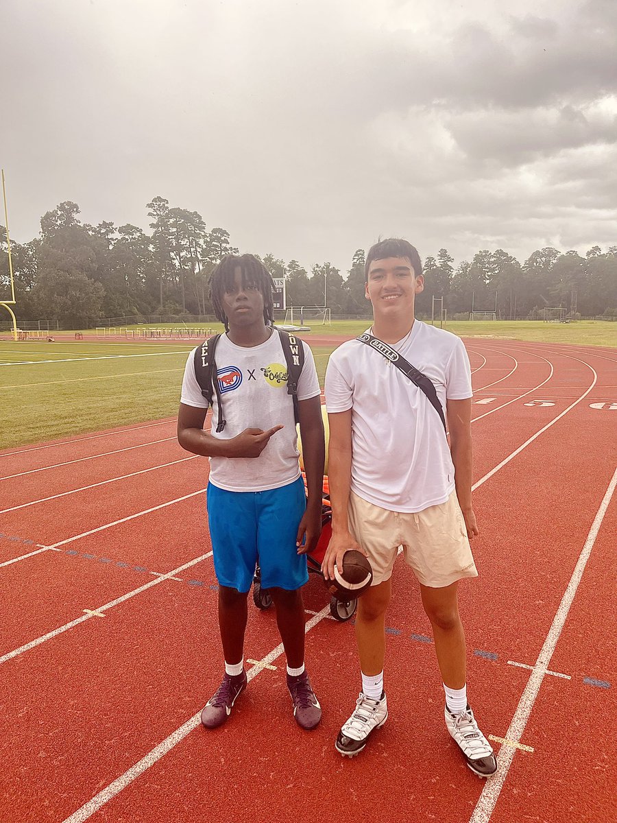 Abel_Martinez5's tweet image. We were blessed to get some work in with Coach Terry & little Terry. There is nothing like getting to out work in with an elite QB & Coach.
