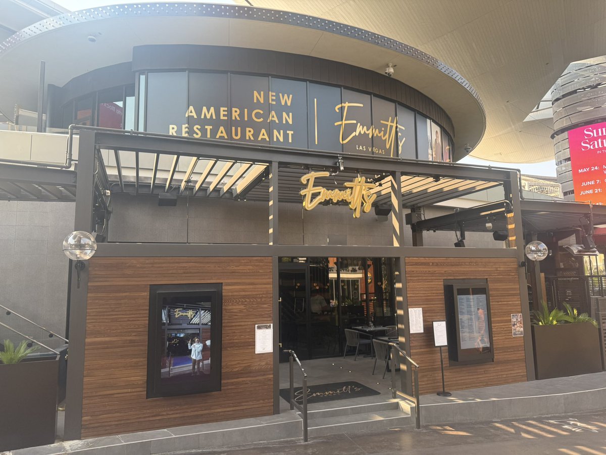 Ryan Eilers (@ryanbeilers) on Twitter photo Las Vegas 📍
Just walked past NFL Hall of Famer, and <a href="/AZCardinals/">Arizona Cardinals</a> legend, Emmitt Smiths restaurant on the Vegas strip!
Sure, some would say he’s a Cowboy, but lest not forget that during his NFL career he notched his 18,355th and final rush yard with… dem redbirds! #BIRDGANG Las Vegas 📍
Just walked past NFL Hall of Famer, and <a href="/AZCardinals/">Arizona Cardinals</a> legend, Emmitt Smiths restaurant on the Vegas strip!
Sure, some would say he’s a Cowboy, but lest not forget that during his NFL career he notched his 18,355th and final rush yard with… dem redbirds! #BIRDGANG