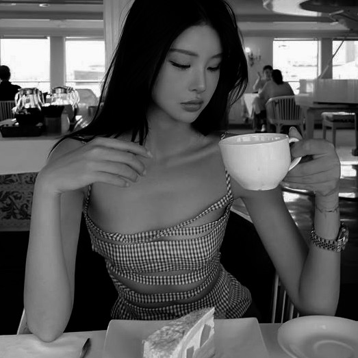 kamasluna's tweet photo. ️️ ️️ 
️️ ️️ 
It’s Monday. I’ve had my coffee, my gloss is on, and no—being this pretty isn’t accidental. 💋☕
️️ ️️ 
️️ ️️ https://t.co/EMrf14ZD7K