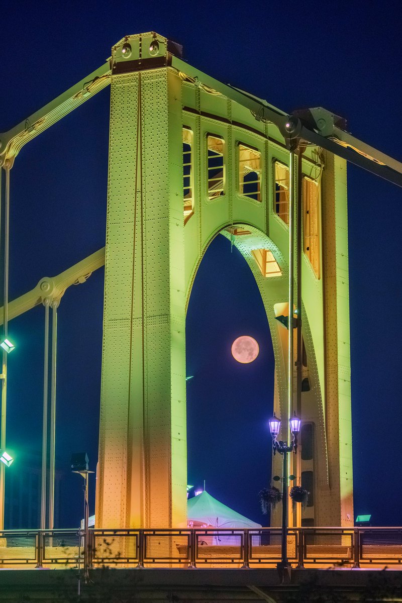 DaveDiCello's tweet image. On Friday morning I was able to frame up the setting moon with the bridge lit up green for Picklesburgh in #Pittsburgh and it made for quite the interesting view. This is only the second time I've seen the bridges lit up entirely green, the other was for St. Patrick's Day.