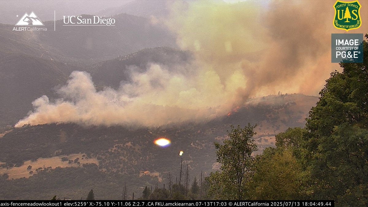 DanielFireTruck's tweet image. #MaxFire Don’t think AA658 has seen it but currently looking at a Spot Fire taking off outside the Retardant line on the left flank, Helicopters are taking action on it.