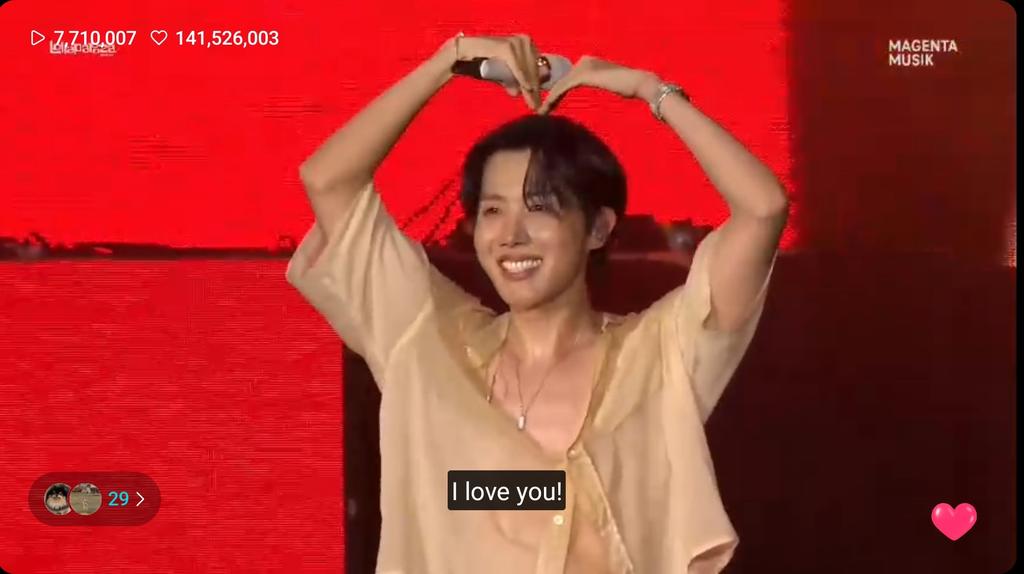Nett_4everARMY's tweet photo. What a performance👏🏽👏🏽👏🏽He is amazing. Another Hobipalooza under his belt. And ARMY that showed up, you guys rock. You did an awesome job of showing Hobi how much he is loved💜
#JHOPE #jhopeAtLollapalooza #Berlin #foreverarmy #BTS https://t.co/jQhdfd66TU