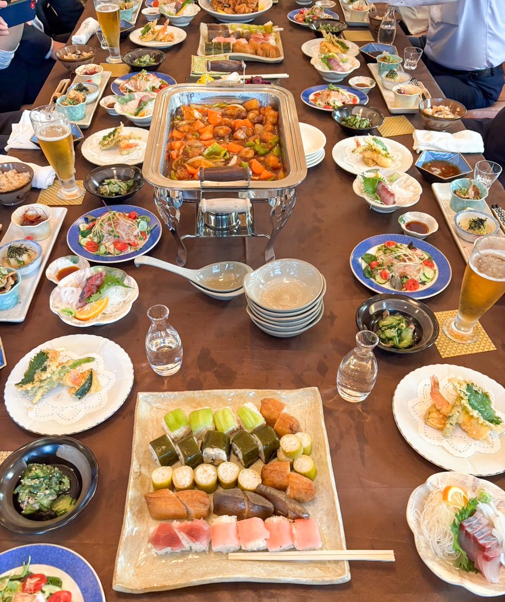 nishimuraikemen's tweet image. おはようございます!今日の高知市は雨☔️
時々バケツをひっくり返したような大雨が降りゆうで
写真は同人誌担当が参加しちょった宴会
田舎寿司が美味しそうやねぇ
ミョウガ、タケノコ、リュウキュウらぁをネタにした郷土料理ながです
今週もよろしゅうお願いします!
#企業公式が朝の挨拶を言い合う