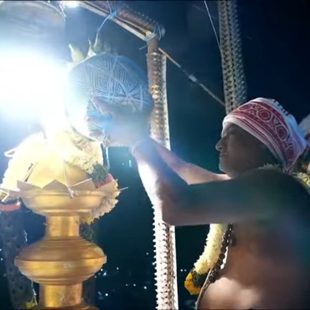 Tiruparamkundram Sri Subramanya Swamy Tirukovil Kumbabhishekam.

Tiruparamkundram is the first padai veedu among aru padai veedu of Muruga Perumaan

Vetri Vel Veera Vel 🙏🪷🦚

Pic Credits:My Priyadarshini Madurai
