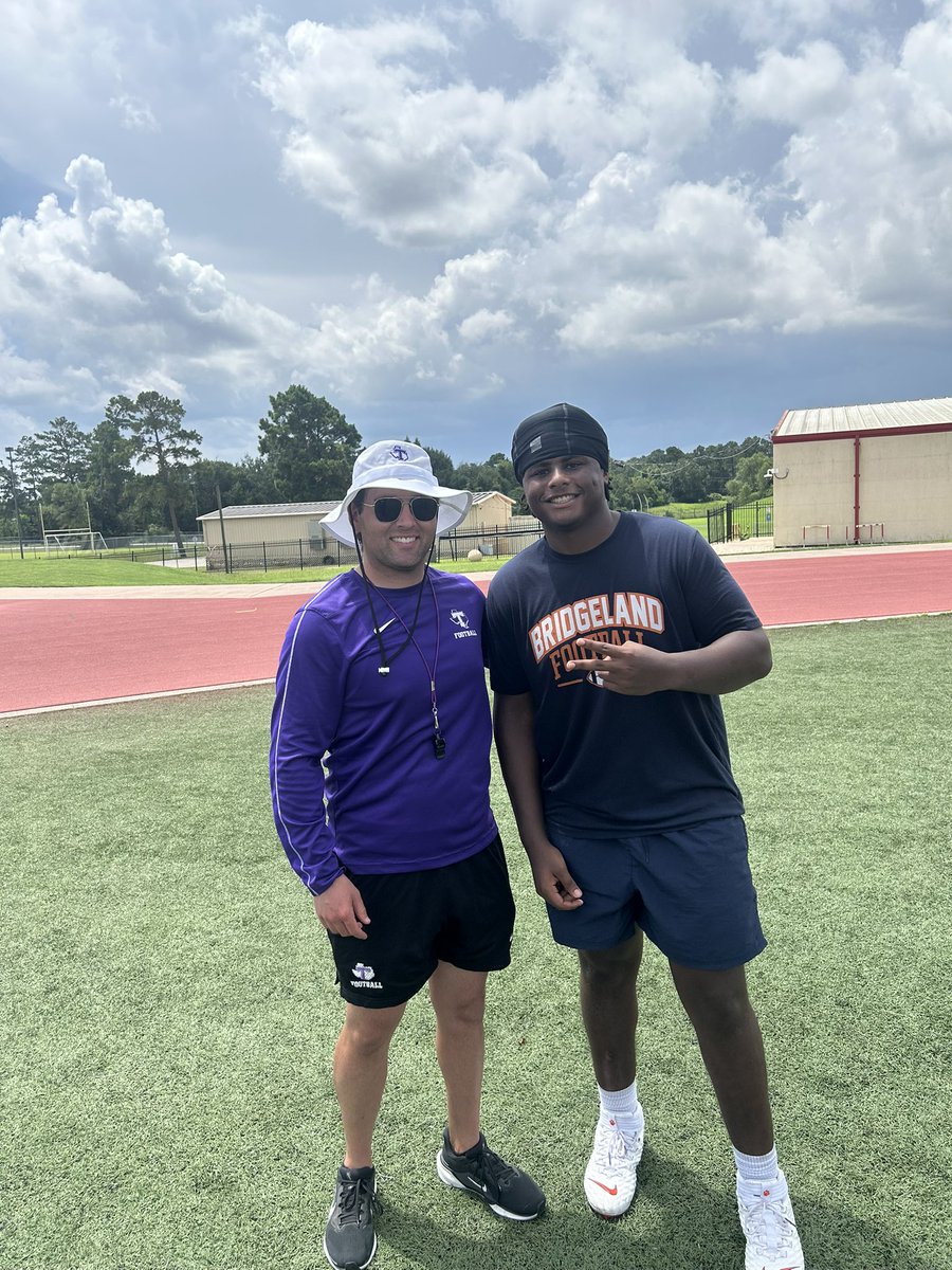 chrlsrlchardson's tweet photo. Had a fantastic time @TarletonFB camp thank you @seanmoorer5 for sharing your experience and making it a great time for the dine group! #tarletonfb @fbcoachmadison @coachwolf58 https://t.co/fTtJ1nntWh