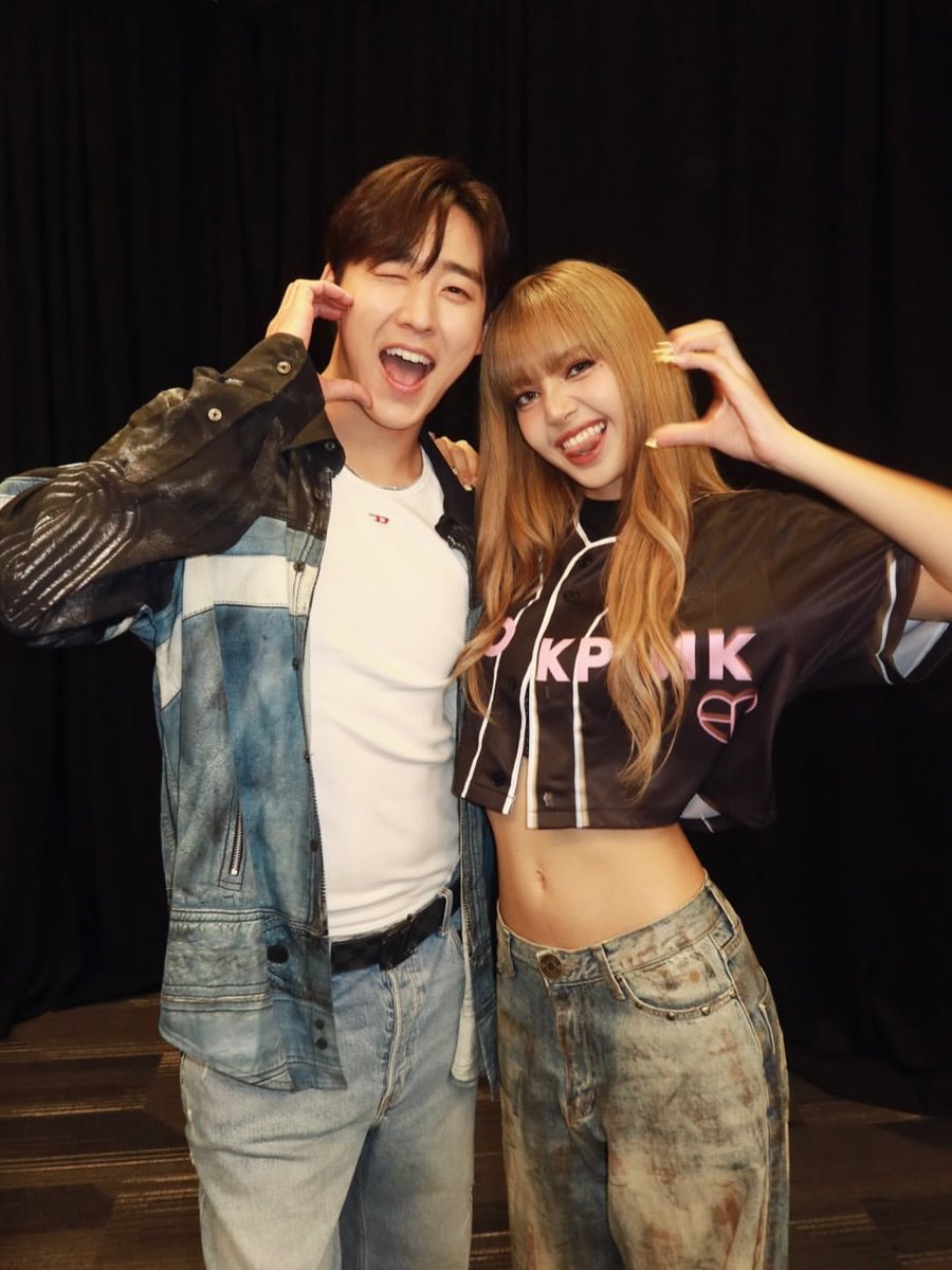 Kevin Woo น่ารักอ่ะ ตามซัพพอร์ตลิซ่าทุกงานเลย

LISA CHARMS SOFI STADIUM
#DEADLINEinLA_LISA
#BLACKPINK_DEADLINE