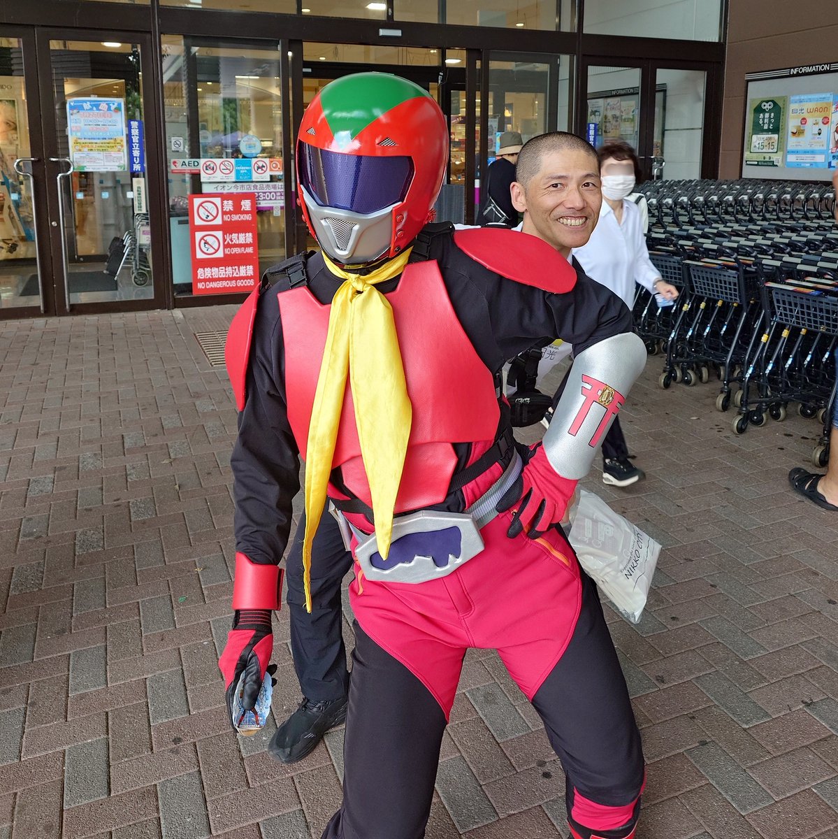 😎SGのひとりごと
イオンでの期日前投票に沢山の人が来てくれたのもオクニッコーマンたちのおかげです🙏
それにしても、オクニッコーマンと絡みたがってたうちのリーダー。逆に絡まれてるけど、ちとふざけすぎじゃないか？
#オクニッコーマン
#選挙ニ行ッコー