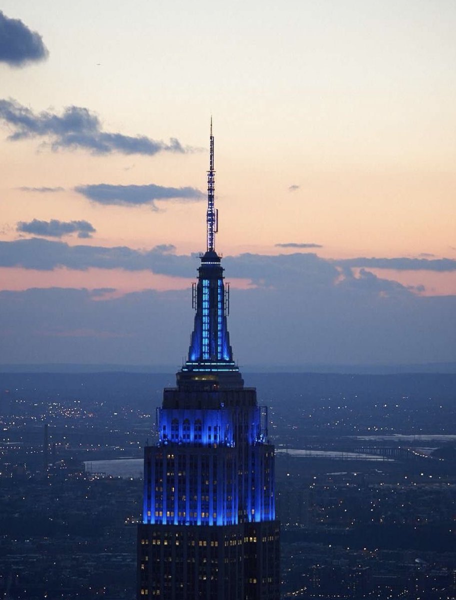 nacion1905's tweet photo. El Empire State se pintó de azul. Qué bello es ser del Chelsea. 🔵🦁
#CFC #CWC https://t.co/yEeQsYFJgj