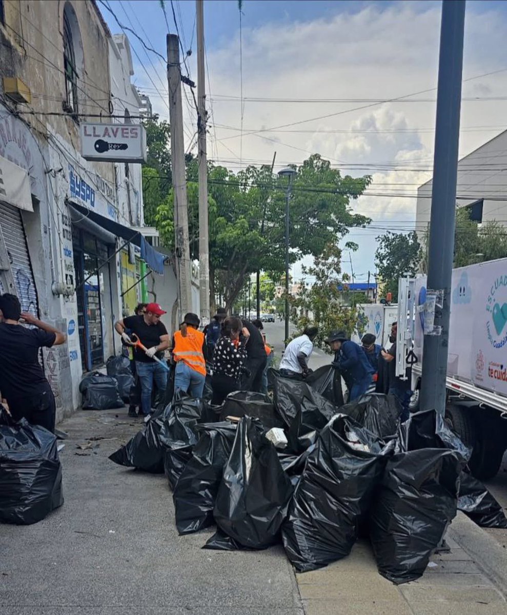 GuadalajaraGob's tweet photo. Así encontramos un punto en la calle Enrique Díaz de León, entre Lázaro Pérez y Fermín Riestra: llena de basura y chatarra. 

Ya estamos trabajando en la limpieza de esta zona, pero ningún esfuerzo será suficiente si seguimos dejando basura o chatarra en las calles.

No podemos permitir que unos cuantos sigan dañando el espacio que es de las tapatías y los tapatíos. 

Hagamos que tener #LimpiaGuadalajara sea motivo de orgullo.