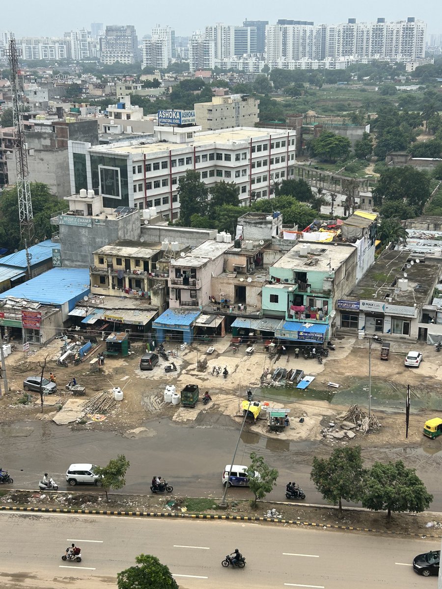 Gurugram_roads's tweet photo. @RajulSingh9 @BJP4Haryana Severe flooding due to choked drain lines in sector 67 area near Bestech Park View Spa Next till AIPL Joystreet. @cmohry @MunCorpGurugram @OfficialGMDA https://t.co/wNjUtAdzOc