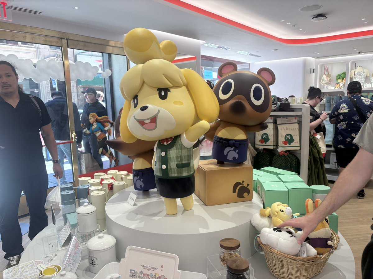 chojihuu's tweet photo. 📍nintendo store, san francisco https://t.co/smBW0TitQ4