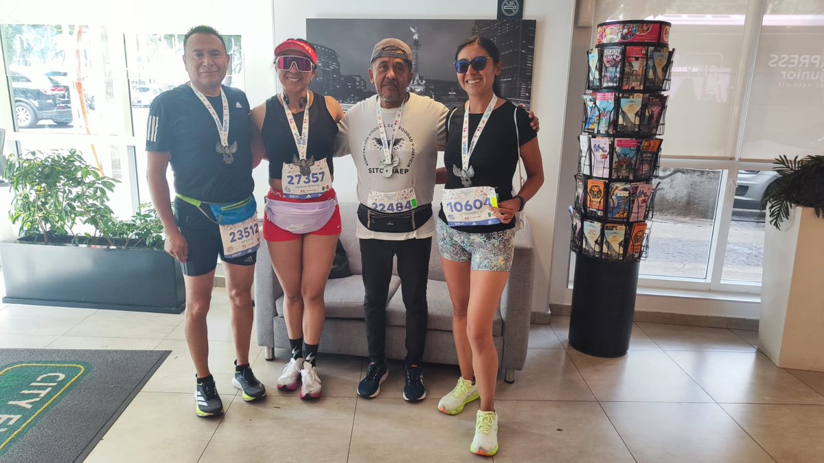 JAngelNolasco's tweet photo. Al término del medio maratón Ciudad de México 

Con mi hija, sobrina, y un amigo.
Seguimos acumulando Kilómetros.
13/07/2025. https://t.co/kIuan0yvLT