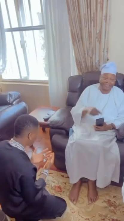 thejidetaiwo's tweet photo. His Majesty, Ọba Sikiru Káyọ̀dẹ́ Adetọna, the Awùjalẹ̀ of  Ìjẹ̀bú has joined his ancestors after 65 glorious years on the throne. He was crowned in 1960 at the age 26, and was the longest reigning monarch in the world until his transition today. A great king has gone home. https://t.co/RlWvRpE77o