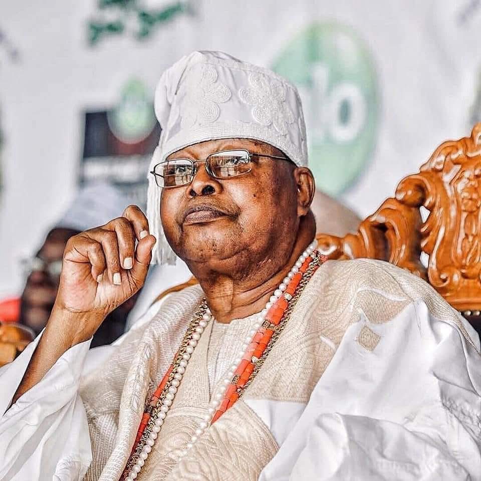 thejidetaiwo's tweet photo. His Majesty, Ọba Sikiru Káyọ̀dẹ́ Adetọna, the Awùjalẹ̀ of  Ìjẹ̀bú has joined his ancestors after 65 glorious years on the throne. He was crowned in 1960 at the age 26, and was the longest reigning monarch in the world until his transition today. A great king has gone home. https://t.co/RlWvRpE77o