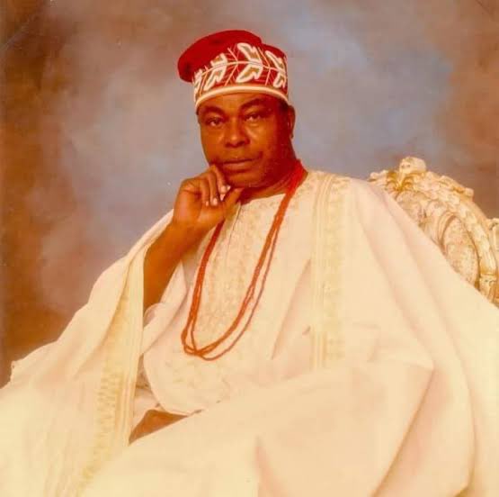 thejidetaiwo's tweet photo. His Majesty, Ọba Sikiru Káyọ̀dẹ́ Adetọna, the Awùjalẹ̀ of  Ìjẹ̀bú has joined his ancestors after 65 glorious years on the throne. He was crowned in 1960 at the age 26, and was the longest reigning monarch in the world until his transition today. A great king has gone home. https://t.co/RlWvRpE77o