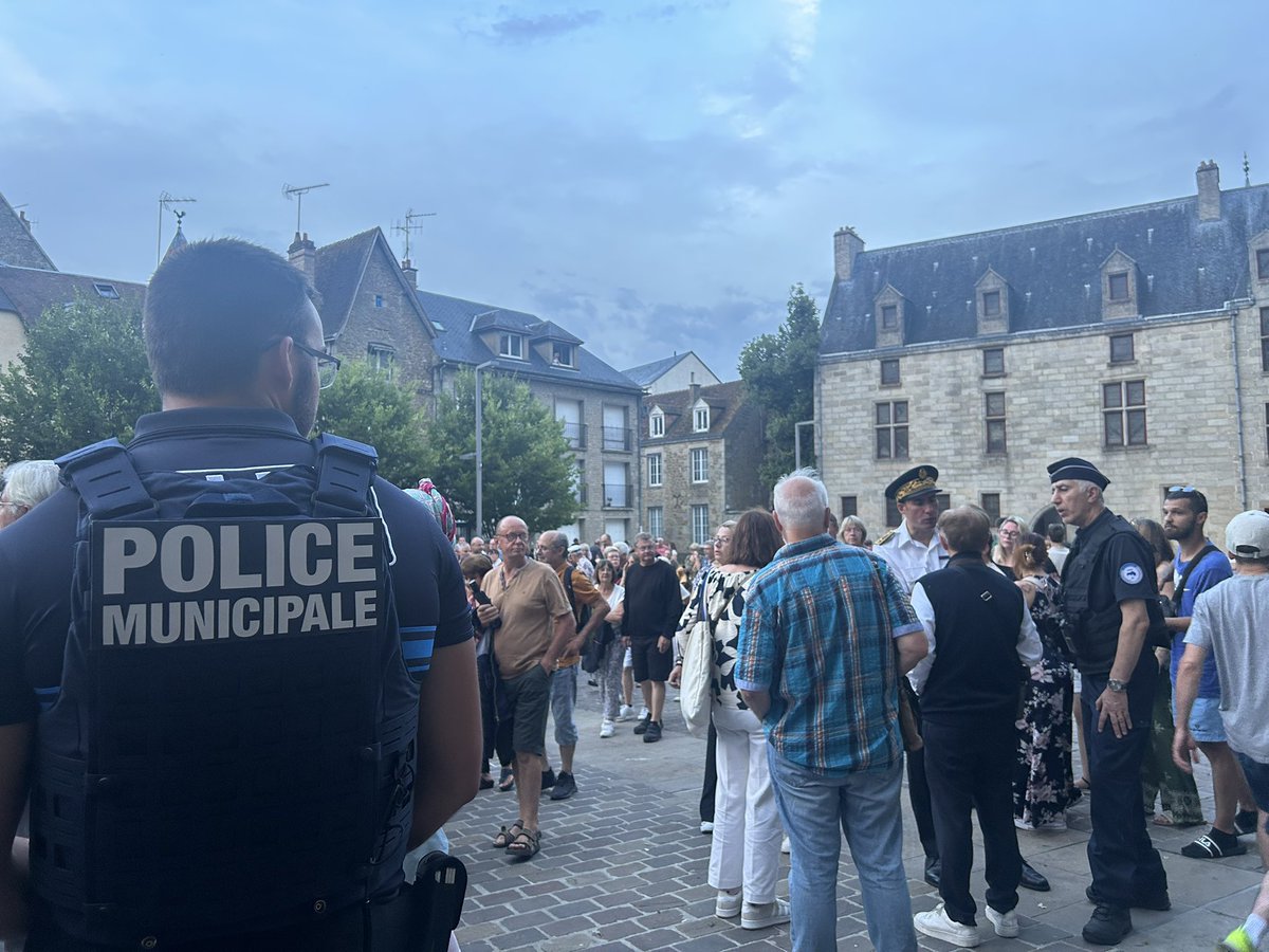 #securite | 🤝 Ce dimanche 13 juillet, Yohan Blondel, secrétaire général chargé de l’administration de l’Etat dans le département, est allé salué les policiers mobilisés à Alençon pour la sécurisation des festivités aux côtés de Joaquim Pueyo, maire d’Alençon. 

👮Plus de 35