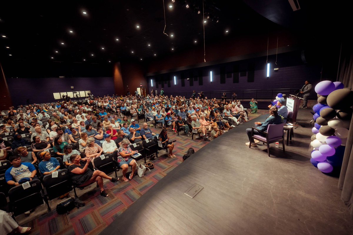 I hold a town hall every single month because it gives me an opportunity to hear from my constituents on what they need. 

Every single Member of Congress should be doing the same. 

Thankful I got the opportunity to host a town hall with <a href="/brotherjones_/">Rep. Justin Jones</a> in Antioch, TN since Rep.