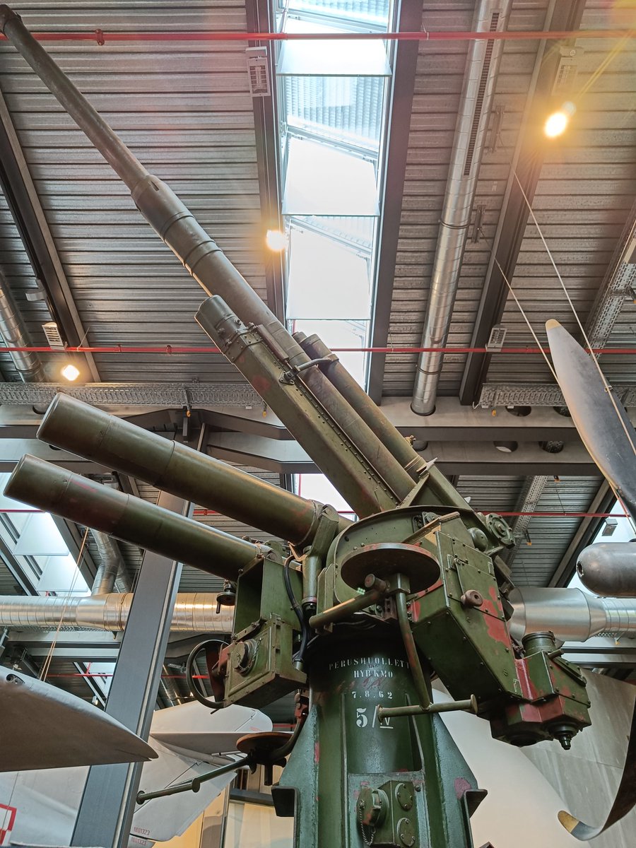 Saksasta sodan aikana saatu it-tykki on näköjään palautunut takaisin kotimaahansa (Tekniikan museossa Berliinissä). Perushuollettu 7.8.62 eli ilmeisesti parinkymmenen vuoden palvelus Suomessa.