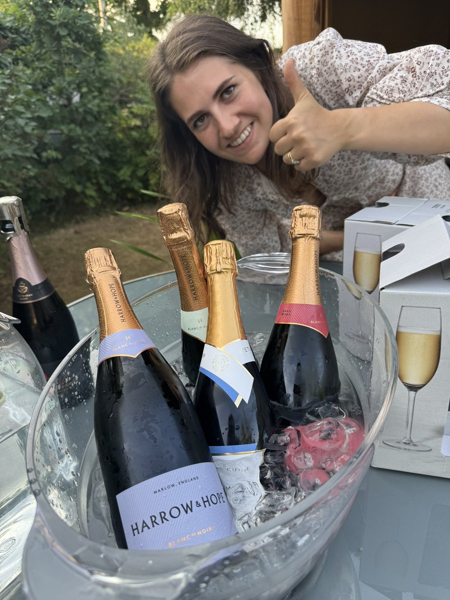 davidmoore2283's tweet image. Currently celebrating the very best of English sparkling wine in Farnham Common - including the local marvellous Harrow & Hope sparkling from Marlow, Buckinghamshire.
Great to support our Bucks and British vineyards π¬π§