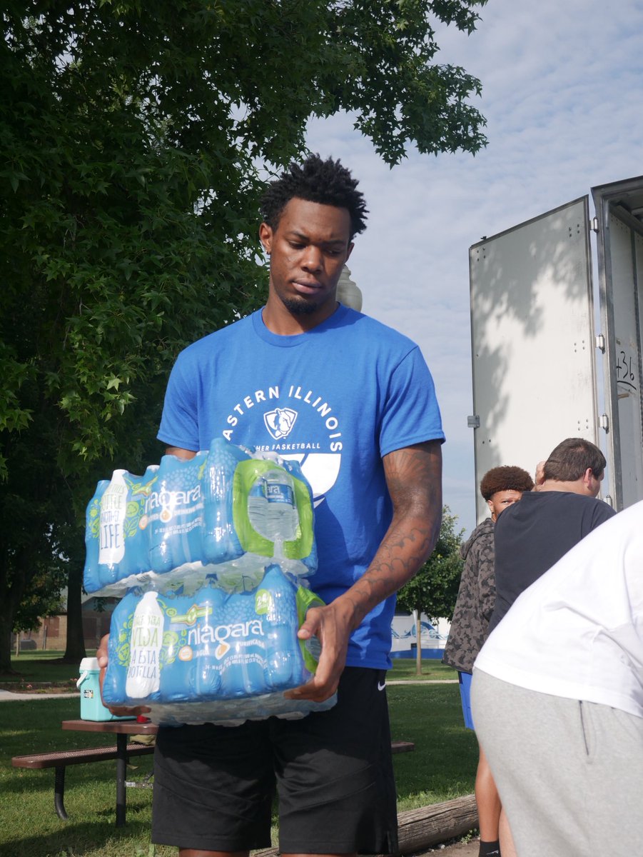 eiubasketball's tweet image. Proud to serve off the court!
Players and staff teamed up to support Mattoon residents by distributing clean water during this time of need!
#TEAMTOGETHER #EIUMBB #PanthersGiveBack