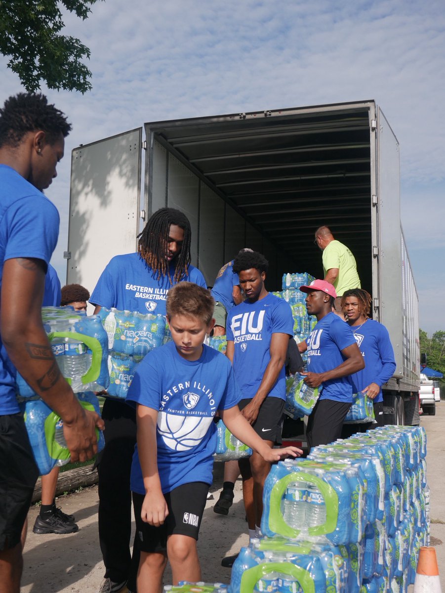 eiubasketball's tweet image. Proud to serve off the court!
Players and staff teamed up to support Mattoon residents by distributing clean water during this time of need!
#TEAMTOGETHER #EIUMBB #PanthersGiveBack