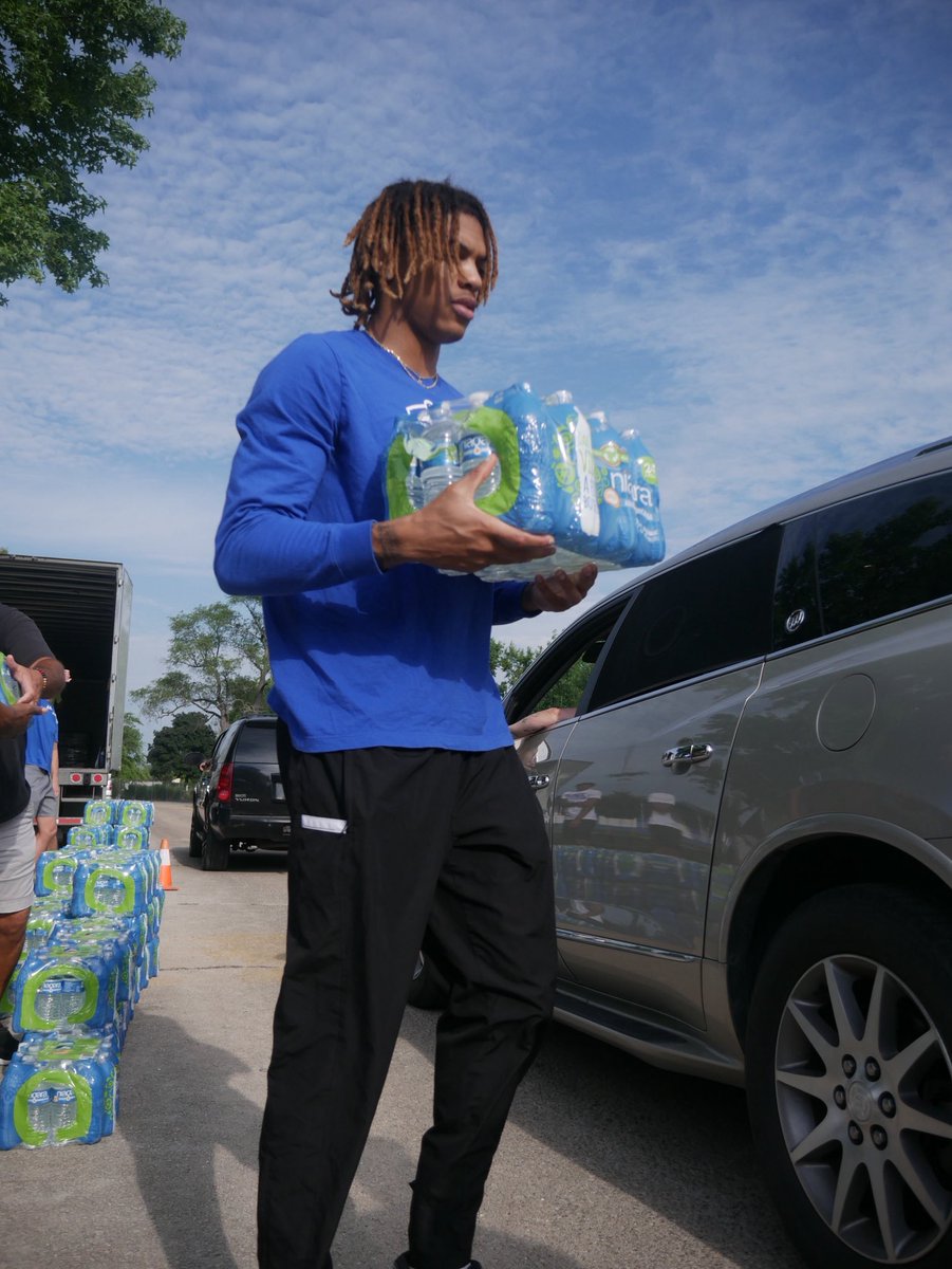 eiubasketball's tweet image. Proud to serve off the court!
Players and staff teamed up to support Mattoon residents by distributing clean water during this time of need!
#TEAMTOGETHER #EIUMBB #PanthersGiveBack