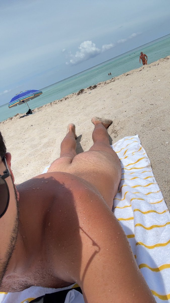 XXXMikeyRXXX's tweet photo. Nude beach days are always  the best #nsfw #nude #dl #gay #bi https://t.co/Jp1BB1iMPY