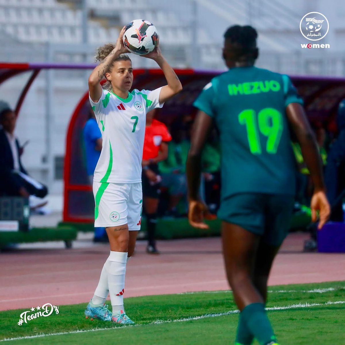 L'équipe nationale féminine de l'#Algérie entre dans l'histoire et poursuit sa série de matchs sans défaite au Championnat d'Afrique féminin.  
L'équipe algérienne a imposé un match nul face aux Super Falcons du #Nigeria, 🇳🇬grand favori pour remporter le titre africain.