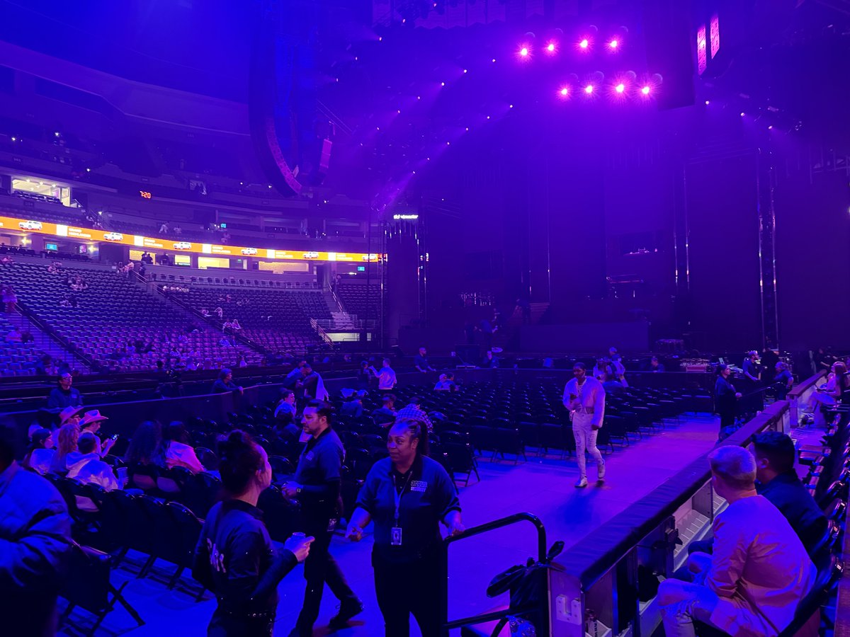 NickiMinajface_'s tweet image. The ANTICIPATION I felt waiting for Nicki with that soft pink glow in the arenas 😭 take me back #GagCity