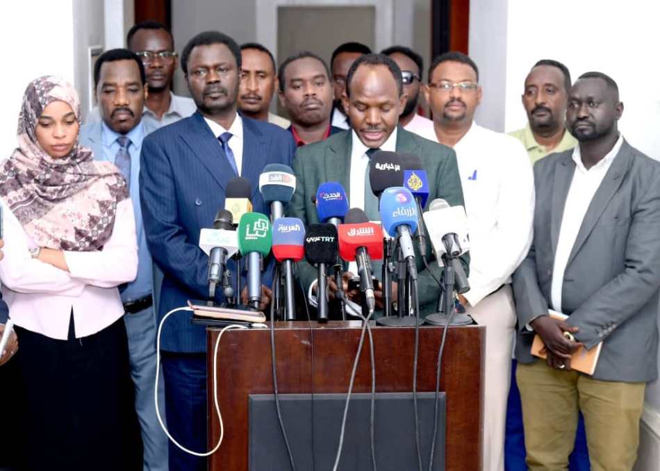 SudanTribune_EN's tweet image. Darfur Governor Minni Arko Minawi on Sunday affirmed his commitment to his movement's nominee for the Ministry of Mining, denying reports that the candidate had been excluded during a security vetting process.
sudantribune.com/article302848/