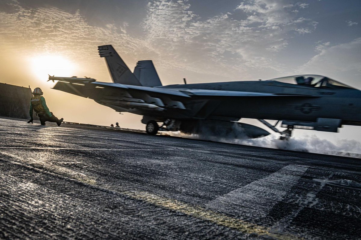 CENTCOMArabic's tweet image. طائرة من طراز سوپر هورنيت F/A-18E اثناء انطلاقها من سطح طيران حاملة الطائرات يو أس أس نيميتز (CVN 68) أثناء العمليات الجوية ضمن منطقة مسؤولية #القيادةـالمركزيةـالأمريكية.