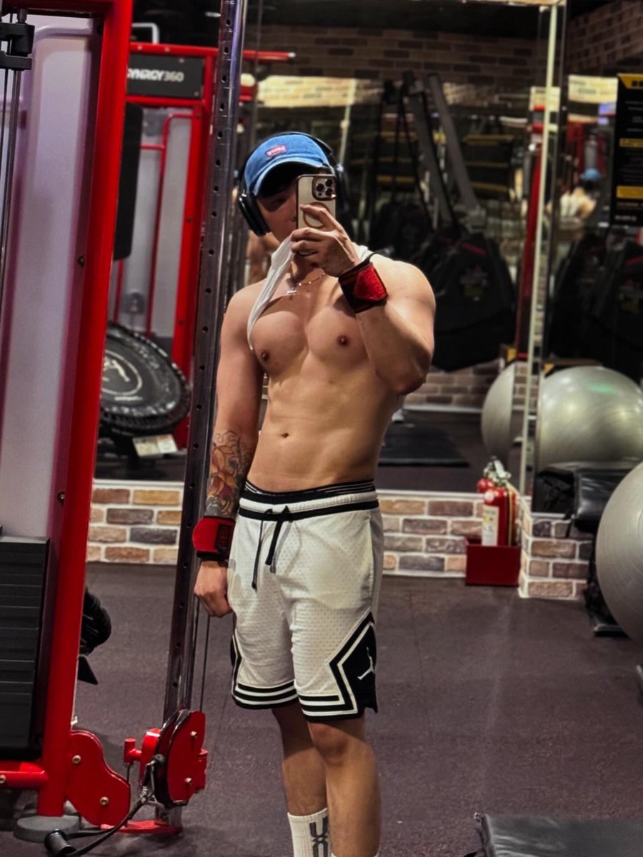 健身日～巨巨的手臂！
胸肌想要在更大點。
有姊姊哥哥～要認識一下的嗎？
#重訓 #肌肉 #肌肉訓練 #肌在肉線條 #健身 #生活 #健身日記 #胸肌 #腹肌 #肌肉男 #boy #gym #fitnesstransformation #muscle #自拍 #倒三角 #男模特兒 #身材 #性感 #素人 #精壯