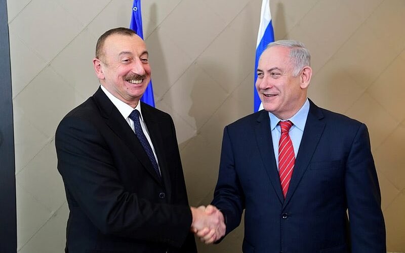 جنّنتونا بصورة رئيس أذربيجان جالس مع أحمد الشرع، وتقولون: الإسلام السُّني الأمريكي والإسلام الشيعي الأمريكي… في صورة واحدة! 😂😂😂

والله إن عقولكم مختلّة. أذربيجان لم تدّعِ ولو لربع ساعة أنها دولة إسلامية شيعية،
أما نظام الحكم في سوريا، فلم يَدّعِ فقط أنه سُنّي، بل إنه أسود