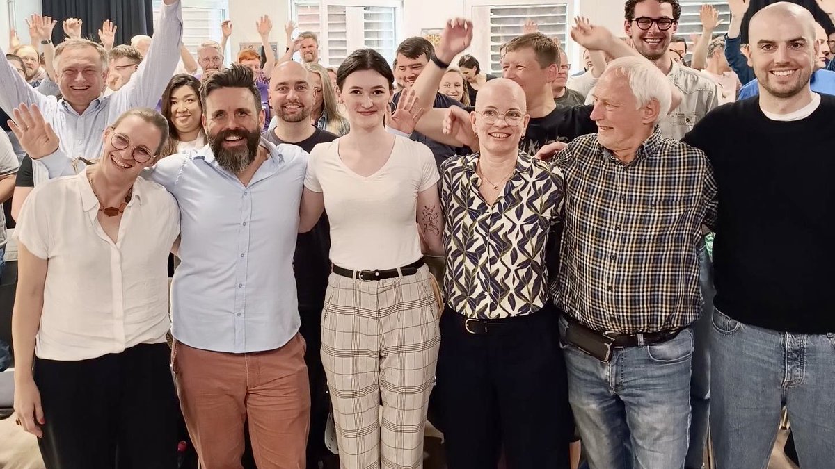 Frisch gewählt auf dem 10. #Landesparteitag Wir haben ein neues Vorstandsteam 💜 Co-Vorsitz: Britta Peters &amp; Dr. Björn Sossong 🤝 Stellvertretung: Arina Abroskina, Inga von Göler, Philipp Fontaine, Martin Lehrke &amp; 💶-Meister Rainer Tormin – am Start für neue Politik in #Hamburg