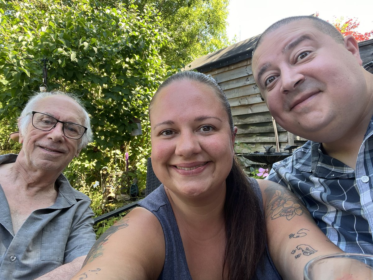 NatCBrooks's tweet photo. Birthday BBQ celebrations to end the week in brilliant weather! 😎🌸🐈🦋🍗🔥🥗🌭☀️🎂🎈🐈⬛🥳🐾✨
#birthday #birthdaybbq #familytime #roasting #sunshine☀️ #celebrations🎉 #42yearsyoung #bbq🍖 #memories❤️ #goodtimes❤️ #love💜 #switchofftime❤️ https://t.co/oZh6fW6uLe