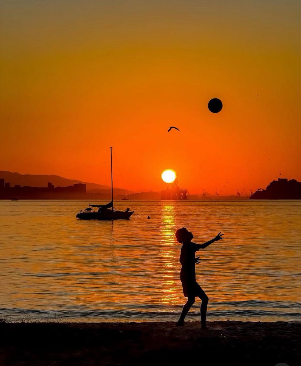 Belo fim de tarde em Niterói pelas lentes de anaribeiro_fotografia. Niterói é incrível! 😍