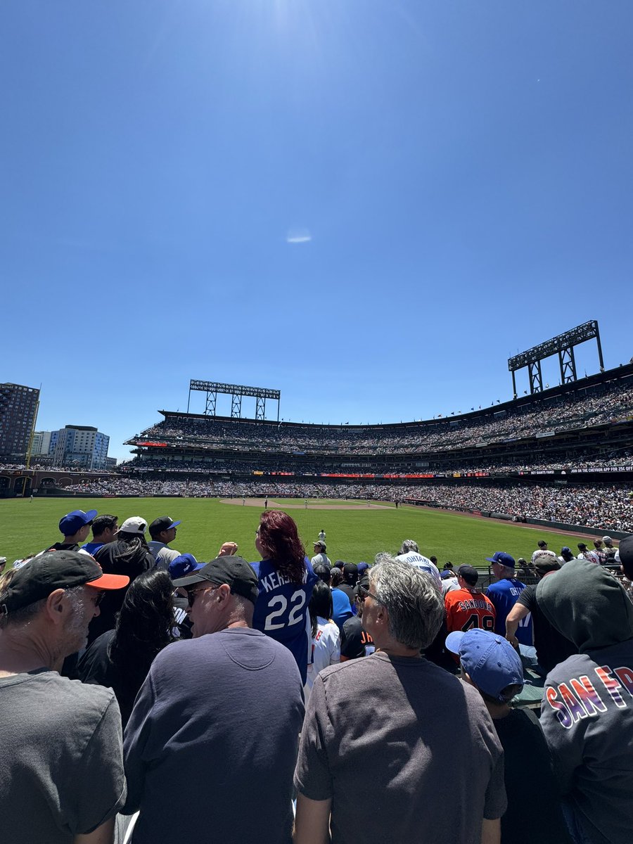 There are way too many dodgers fans here smh. Wtf we doin #SFGiants