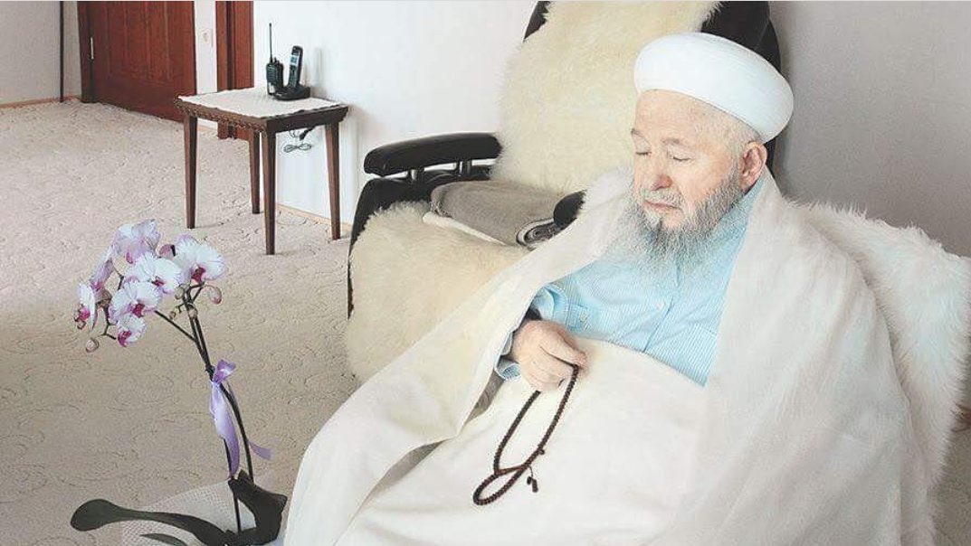 “Bir kere yaratıldık ya, yakayı ele verdik. Artık köprüden atlasak da, toprağa gömülsek de yine bulur Mevlâ bizi. 
En kolayı ‘Mevlâm nasıl derse öyle olsun’ demektir.”

Mahmud Ustaosmanoğlu Efendi