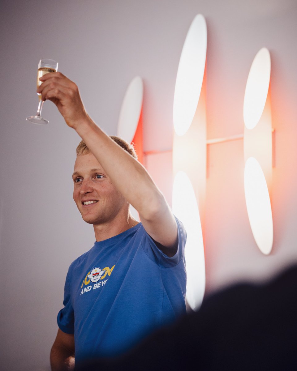 Cheers, old sport 🥂

#TDF2025

Photo: <a href="/BeelWout/">Wout Beel</a>
