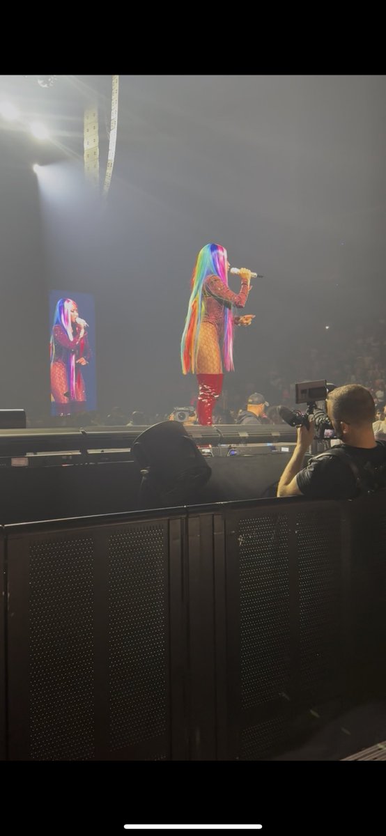 NickiMinajface_'s tweet image. #GagCity Kansas City wouldn’t let us up to the barricade. It was strange and ANNOYING. I paid to front row, yet people were allowed to pass in front of us and we had to keep a huge gap. Luckily security wouldn’t let anyone who wasn’t front row be in our area, but come on 😭