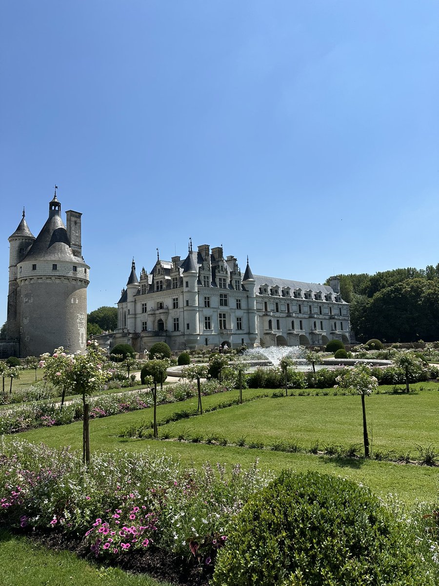 Kaatsup's tweet image. C’est tellement sous côté les châteaux
