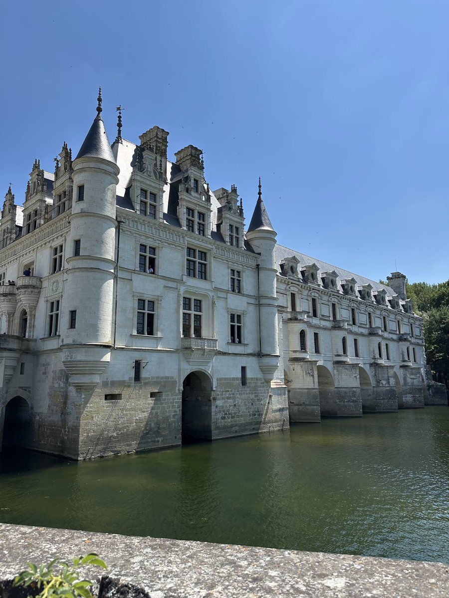 Kaatsup's tweet image. C’est tellement sous côté les châteaux
